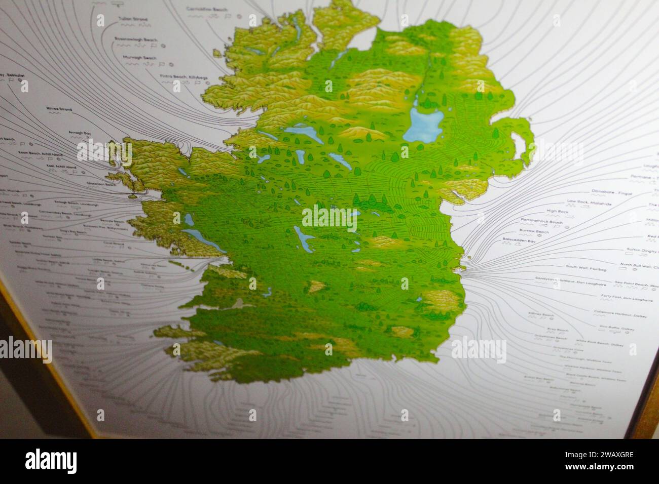 Dublino, Irlanda - 3 gennaio 2024: Una foto della mappa dell'Irlanda incorniciata sul muro. Foto Stock