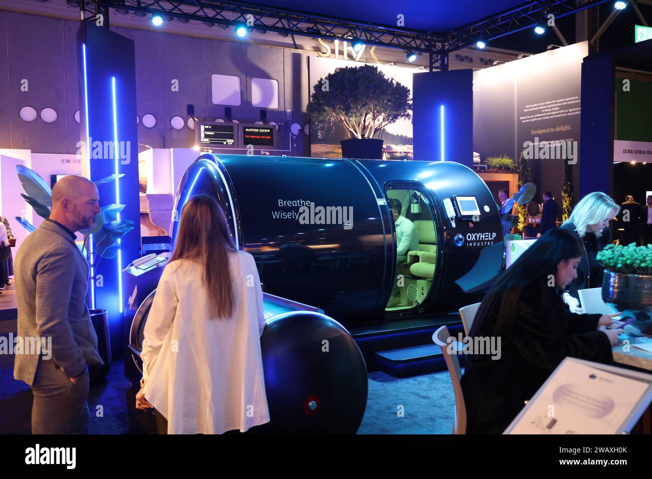 Hyperbaric Smart Chamber for Hyperbaric Oxygen Therapy (HBOT) by Oxyhelp (con testo Breathe Wisly), esposta al Masters Expo 2023 di Amsterdam Foto Stock