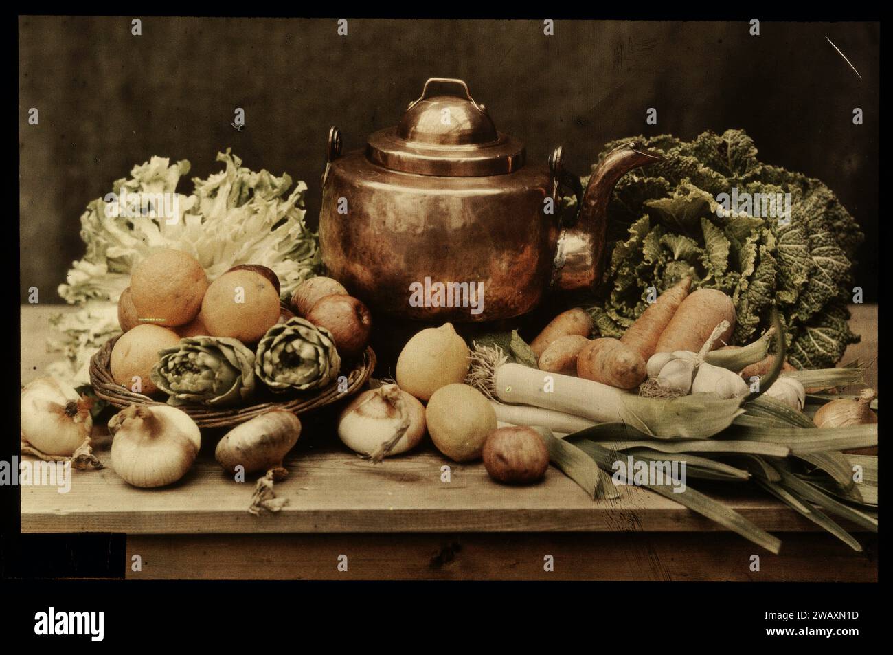 Natura morta con frutta, verdura e una caldaia in rame, Anonymous, 1907 - 1930 Fotografia. Vetrino colorato France (possibilmente) vetrino in vetro Foto Stock