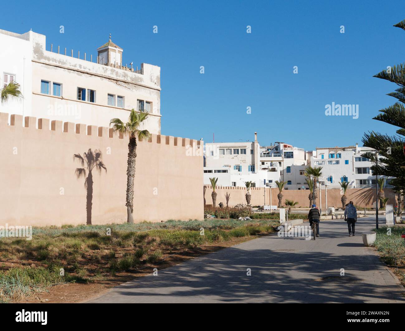 Percorso all'esterno della storica medina con le sue mura (a sinistra) nella città di Essaouira, in Marocco. 7 gennaio 2024 Foto Stock
