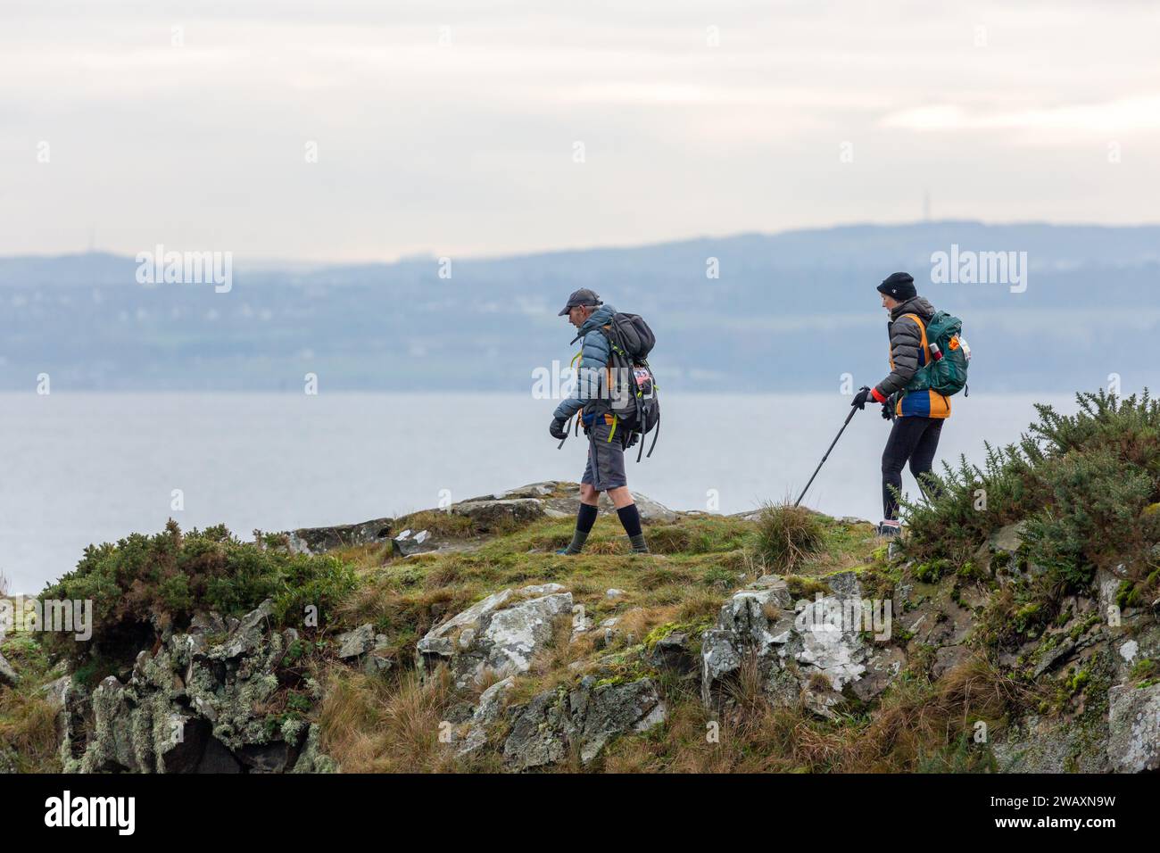 Dalgety Bay, Scozia. 7 gennaio 2024. Antony e Sally Brown camminando attraverso Dalgety Bay, Fife. La coppia di Bude Cornwall cammina lungo l'intera costa continentale britannica a una distanza di 6000 km © Richard Newton / Alamy Live News Foto Stock