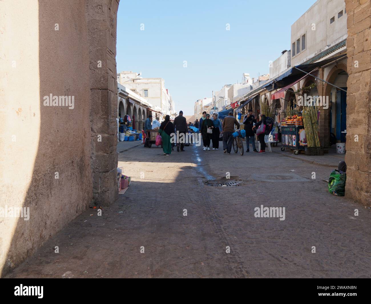 La strada principale con il centro e il mercato nella storica medina nella città di Essaouira, in Marocco. 7 gennaio 2024 Foto Stock