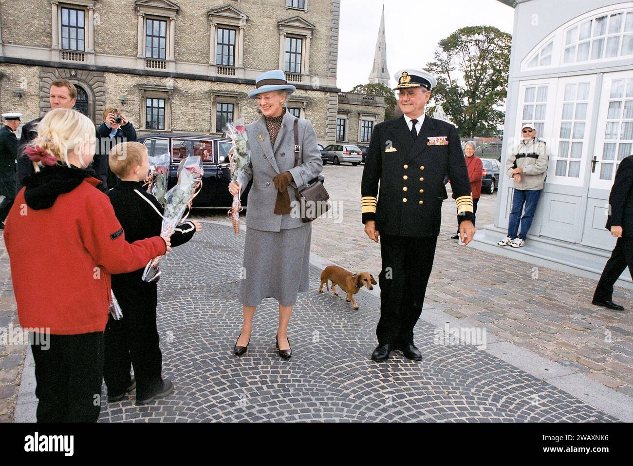 Copenaghen, Danimarca /21 SETTEMBRE 2004/ H.M.la regina Margrethe II di Danimarca, il principe henrik o Henri arriva sali sulla nave Dannebrog nella capitale danese Copenaghen. (Foto: Francis Joseph Dean/Dean Pictures) Foto Stock