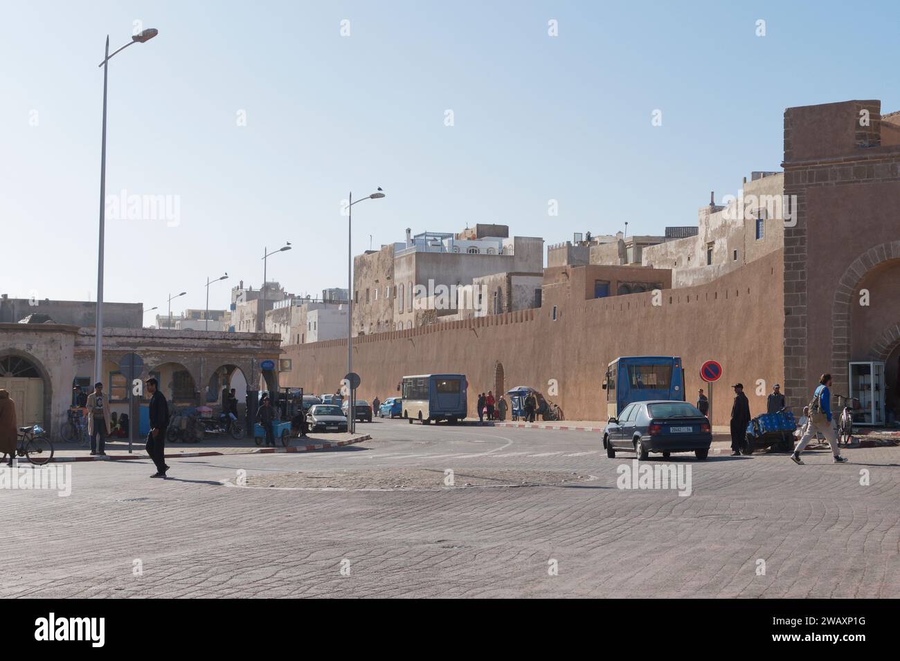 Strada trafficata, mura della città e medina storica, nella città di Essaouira, Marocco. 7 gennaio 2024 Foto Stock