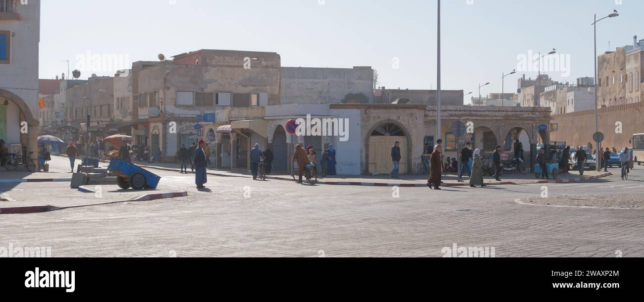 Strada trafficata, mura della città e medina storica, nella città di Essaouira, Marocco. 7 gennaio 2024 Foto Stock