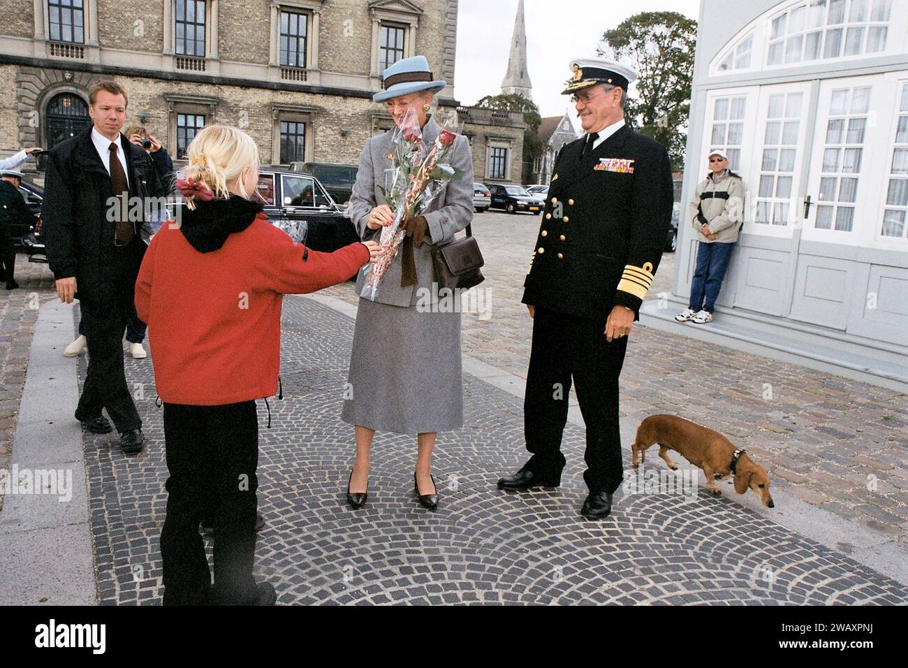 Copenaghen, Danimarca /21 SETTEMBRE 2004/ H.M.la regina Margrethe II di Danimarca, il principe henrik o Henri arriva sali sulla nave Dannebrog nella capitale danese Copenaghen. Foto: Francis Joseph Dean/Dean Pictures Foto Stock