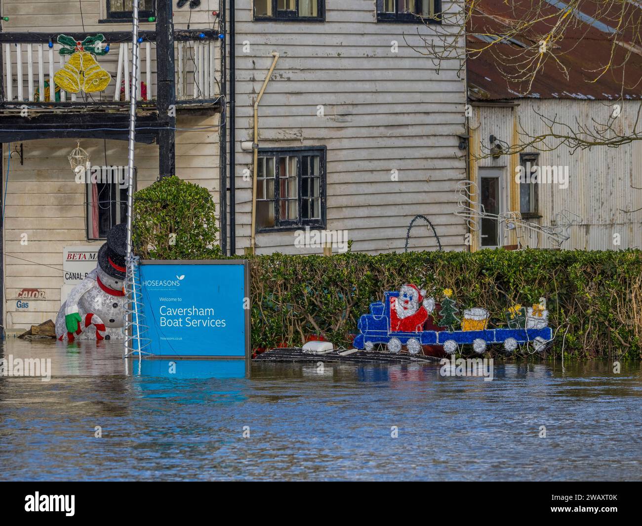 Decorazioni natalizie e innalzamento delle acque alluvionali, Fry's Island, fiume Tamigi, Reading, Berkshire, Inghilterra, Regno Unito, Regno Unito. Foto Stock