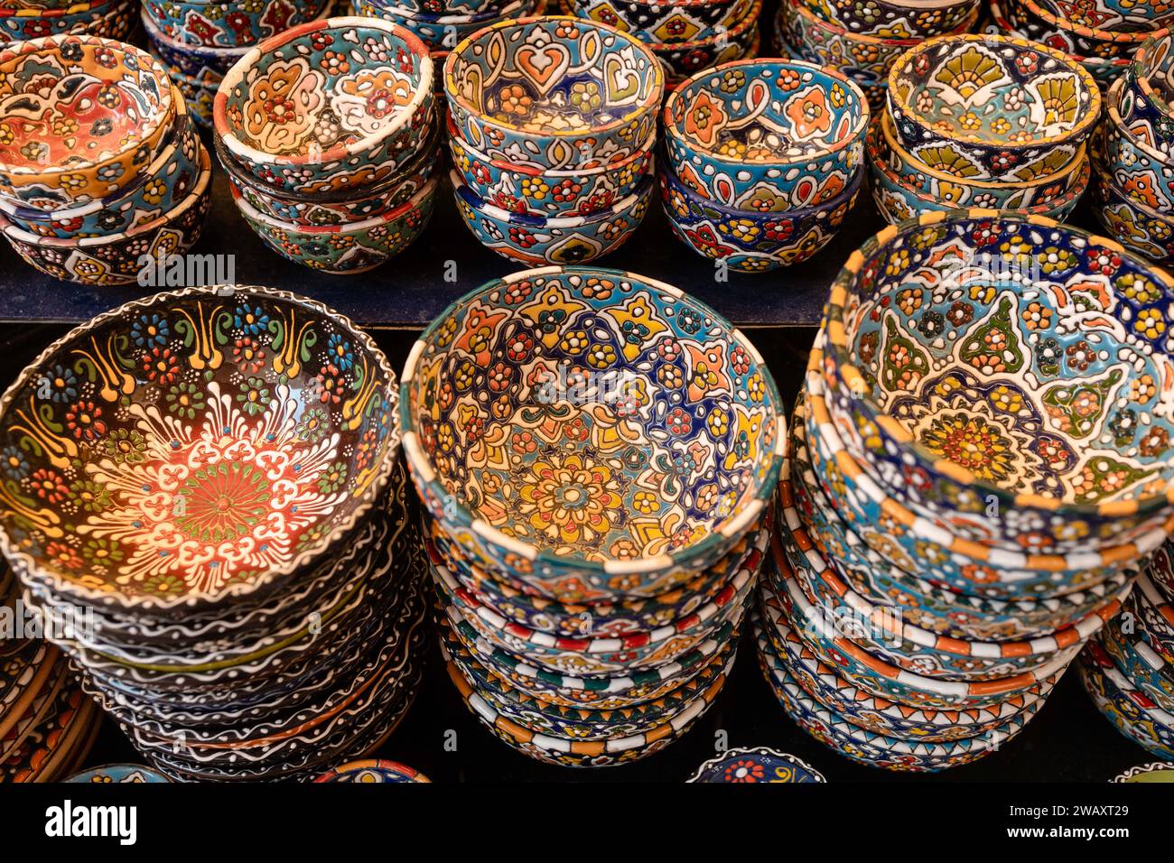 Bazar di Dubai con una varietà di ceramiche in stile folcloristico Foto Stock