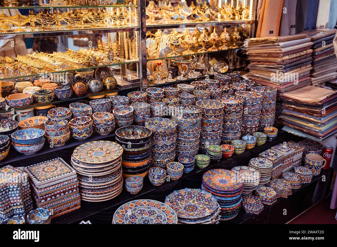 Bazar di Dubai con una varietà di ceramiche in stile folcloristico Foto Stock