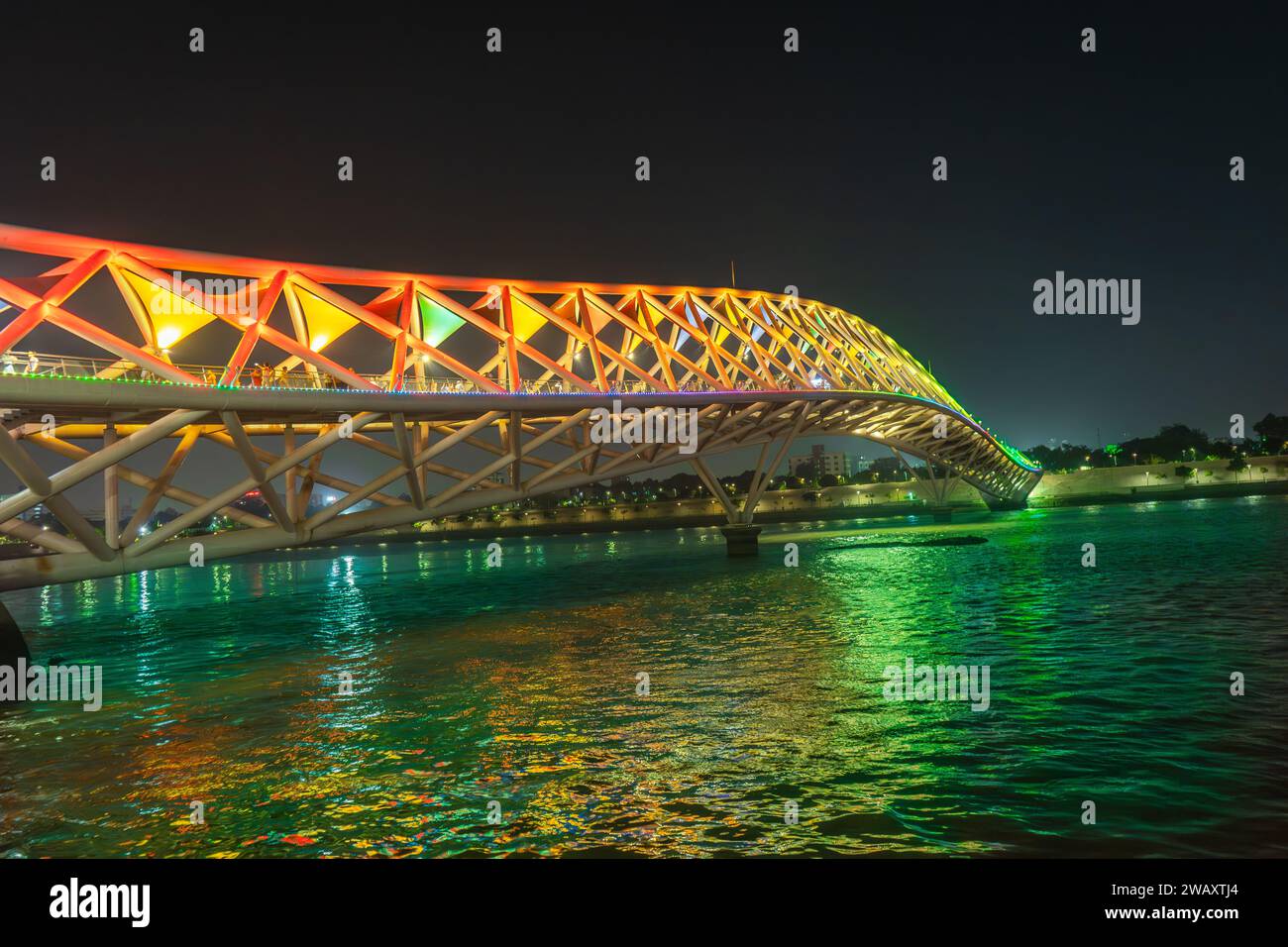 Ponte pedonale Atal - Ahmedabad ( Gujarat ) India . È lungo 300 metri (980 piedi) e largo da 10 metri (33 piedi) a 14 metri (46 piedi).[1][2] è dotato di Foto Stock