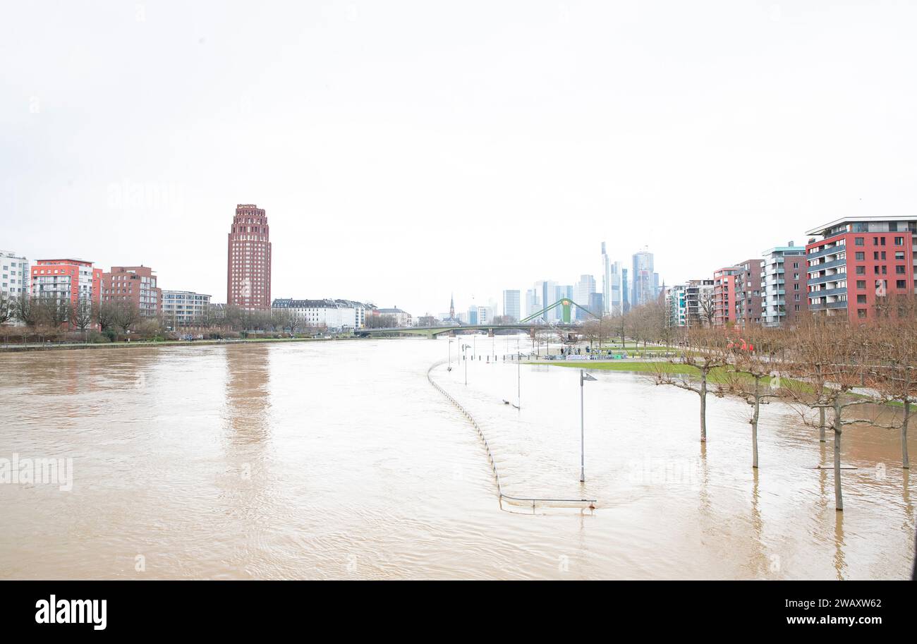 Francoforte, Germania. 7 gennaio 2024. La riva del fiume meno è sommersa dalle inondazioni a Francoforte, Germania, 7 gennaio 2024. Alcune aree di Francoforte sono state inondate a causa delle continue piogge e dell'innalzamento del livello dell'acqua del fiume meno. Crediti: Zhang fan/Xinhua/Alamy Live News Foto Stock