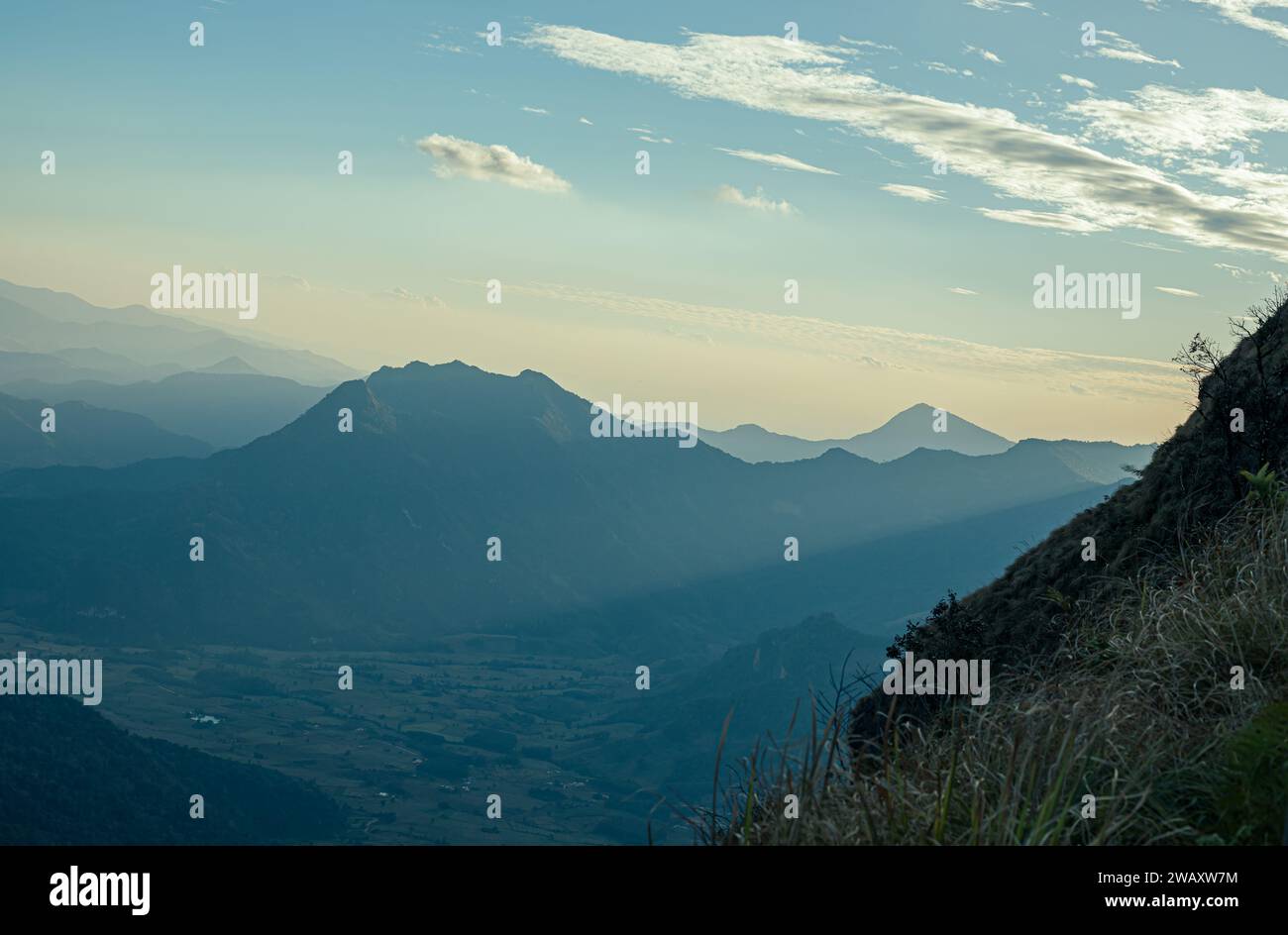 Alba, nebbia mattutina e montagna, Phu chi Dao, Chiang rai, Thailandia. Foto Stock