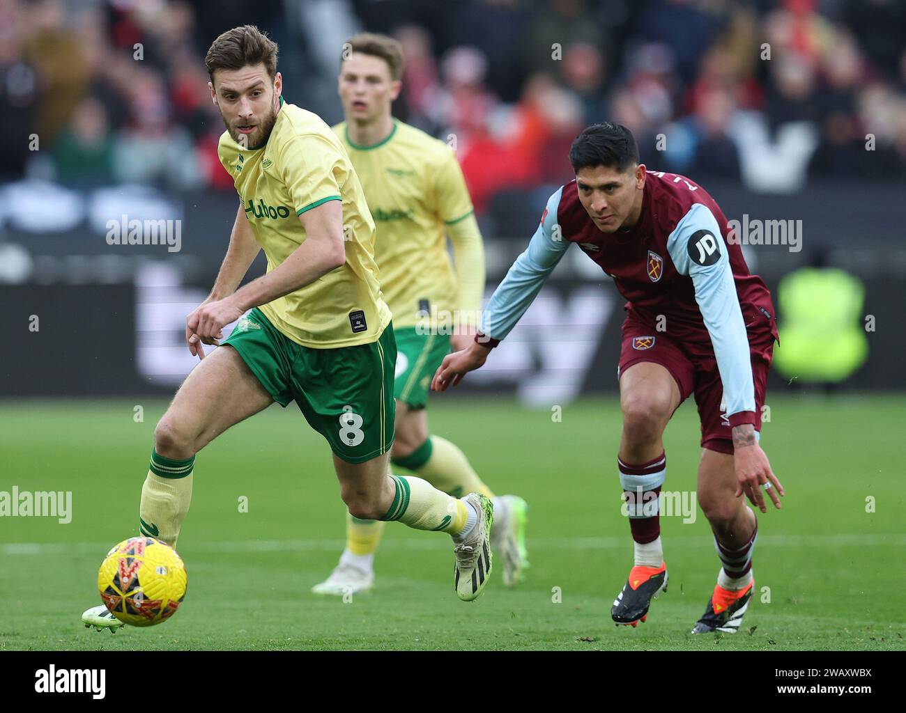 Londra, Regno Unito. 7 gennaio 2024. Joe Williams del Bristol City e Edson Álvarez del West Ham United si sfidano per il pallone durante la partita di fa Cup al London Stadium di Londra. Il credito fotografico dovrebbe leggere: Paul Terry/Sportimage Credit: Sportimage Ltd/Alamy Live News Foto Stock