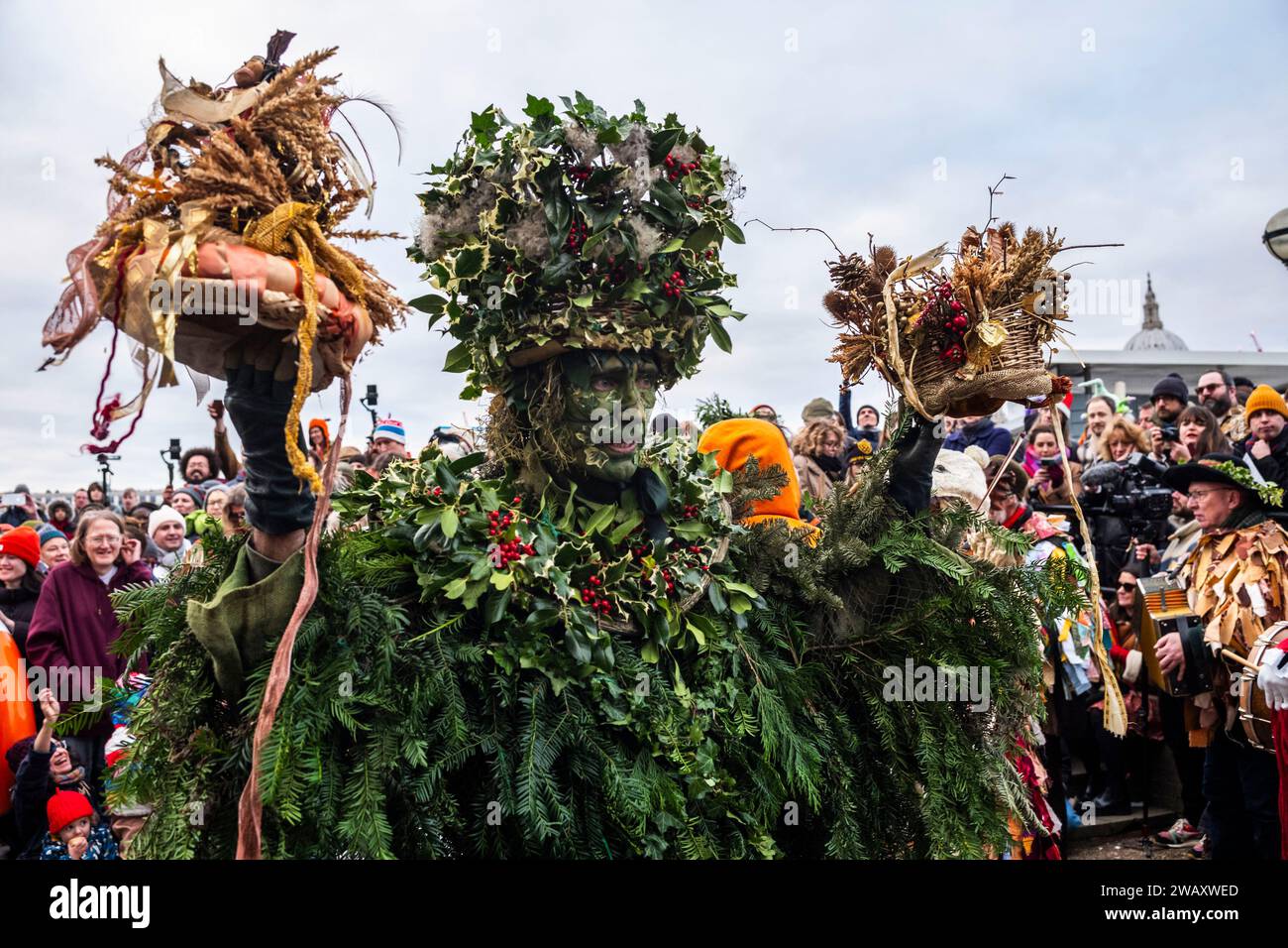 Londra, Regno Unito. 7 gennaio 2024. The Holly Man from the Thames, immerso nel verde, partecipa alla celebrazione collettiva annuale della dodicesima notte del nuovo anno tenutasi nella zona di Bankside di Londra, Inghilterra, Regno Unito 07 gennaio 2024 Credit: Jeff Gilbert/Alamy Live News Credit: Jeff Gilbert/Alamy Live News Foto Stock