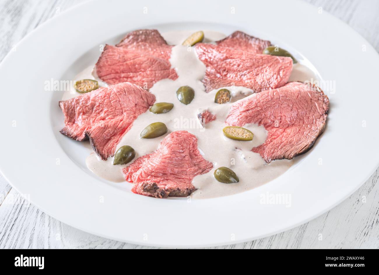 Vitello tonnato - vitello a fette ricoperto da una crema di tonno Foto Stock