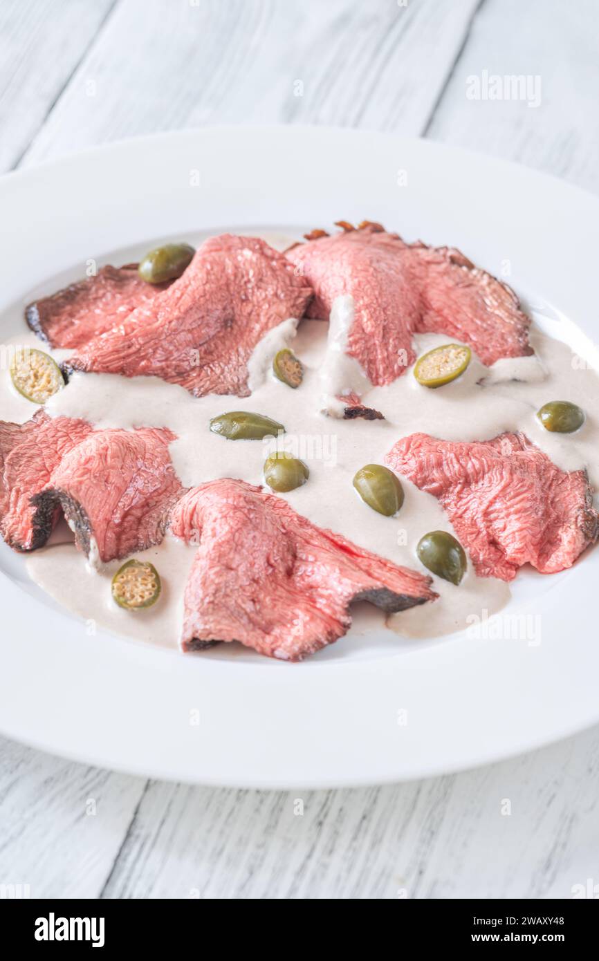 Vitello tonnato - vitello a fette ricoperto da una crema di tonno Foto Stock