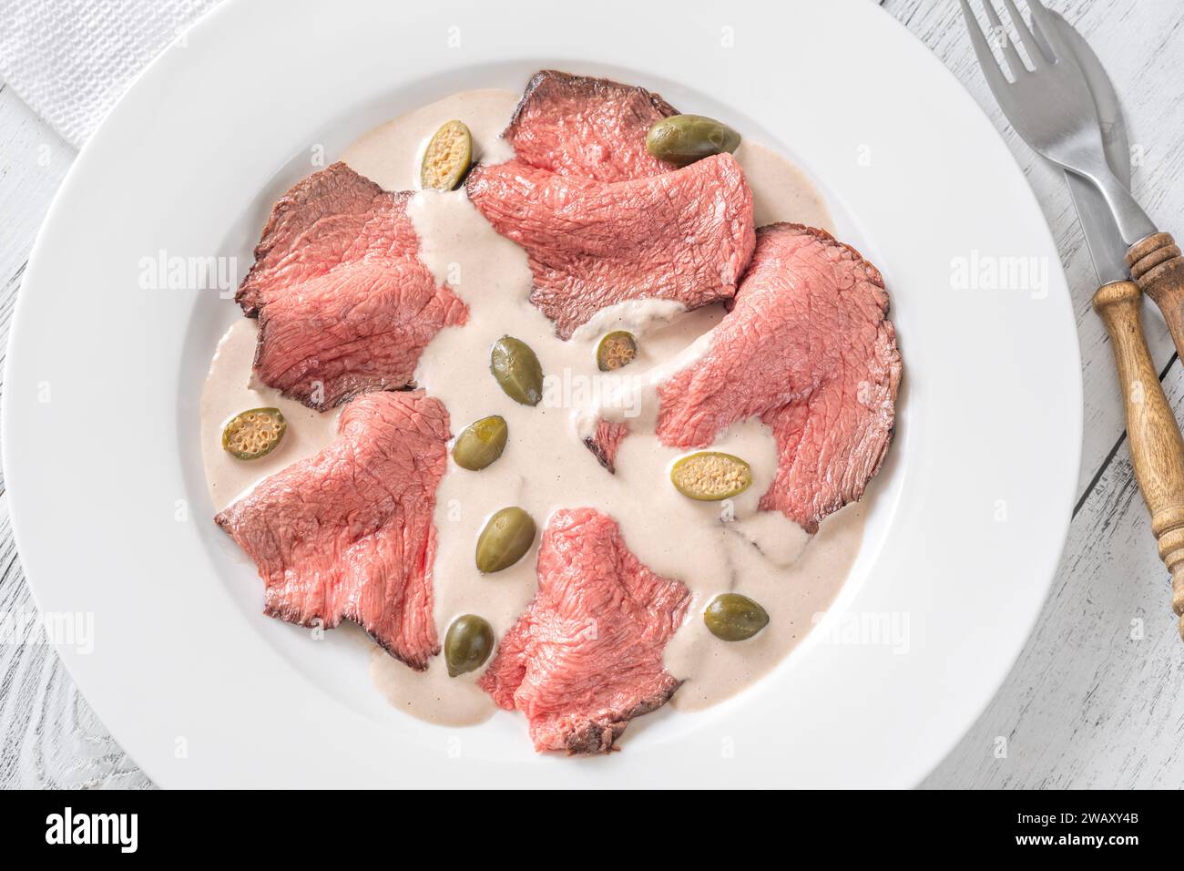 Vitello tonnato - vitello a fette ricoperto da una crema di tonno Foto Stock