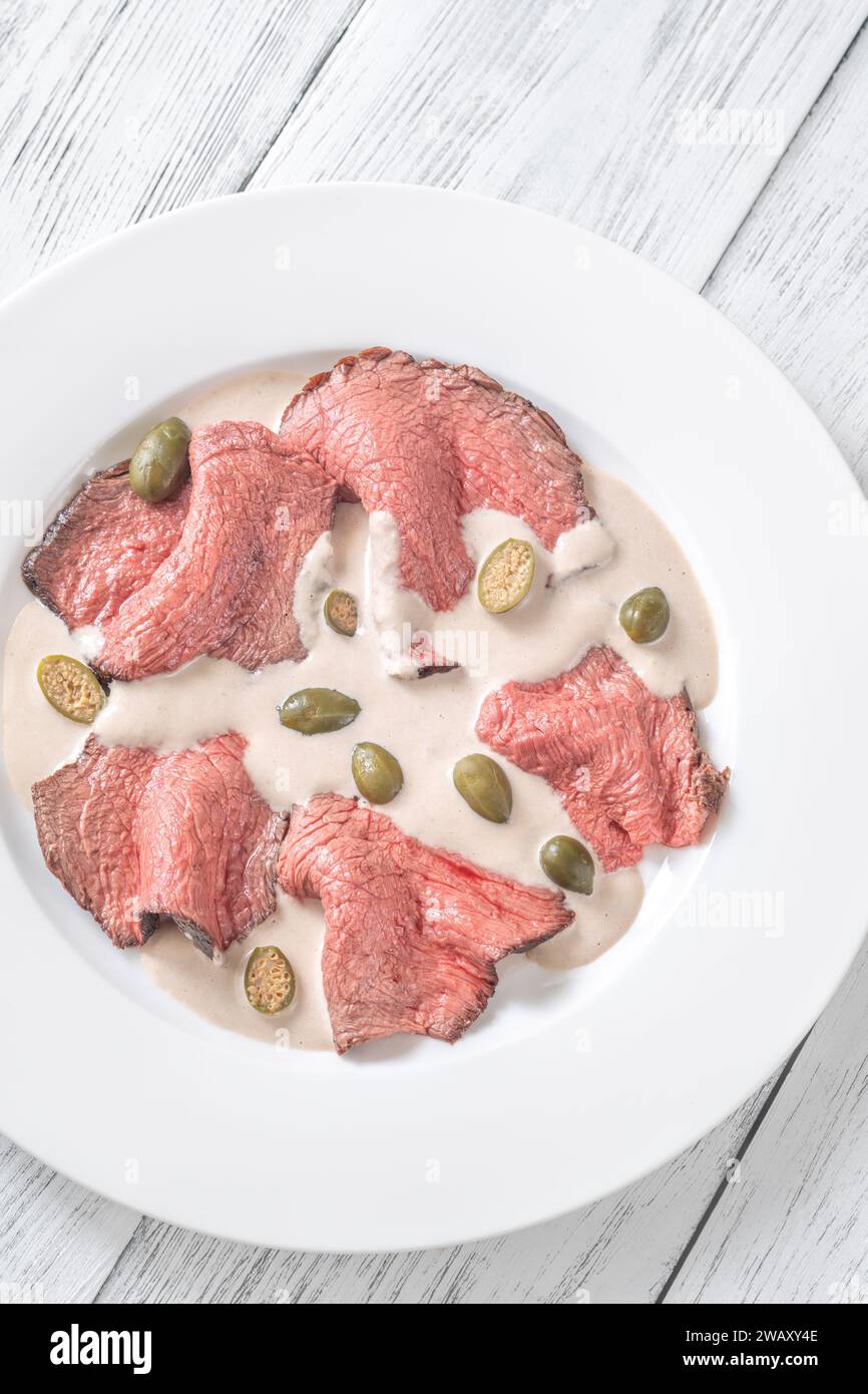 Vitello tonnato - vitello a fette ricoperto da una crema di tonno Foto Stock