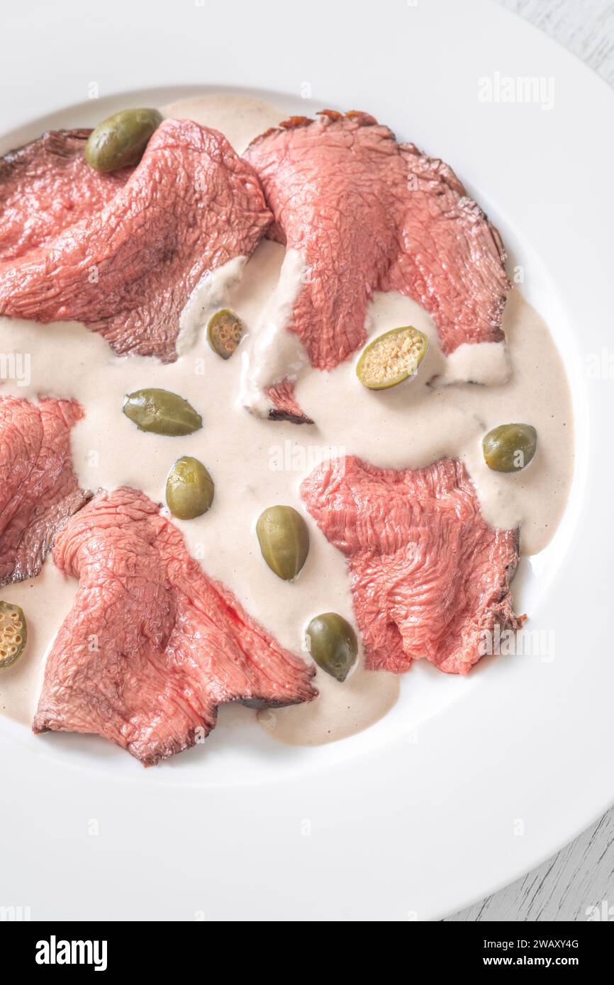 Vitello tonnato - vitello a fette ricoperto da una crema di tonno Foto Stock