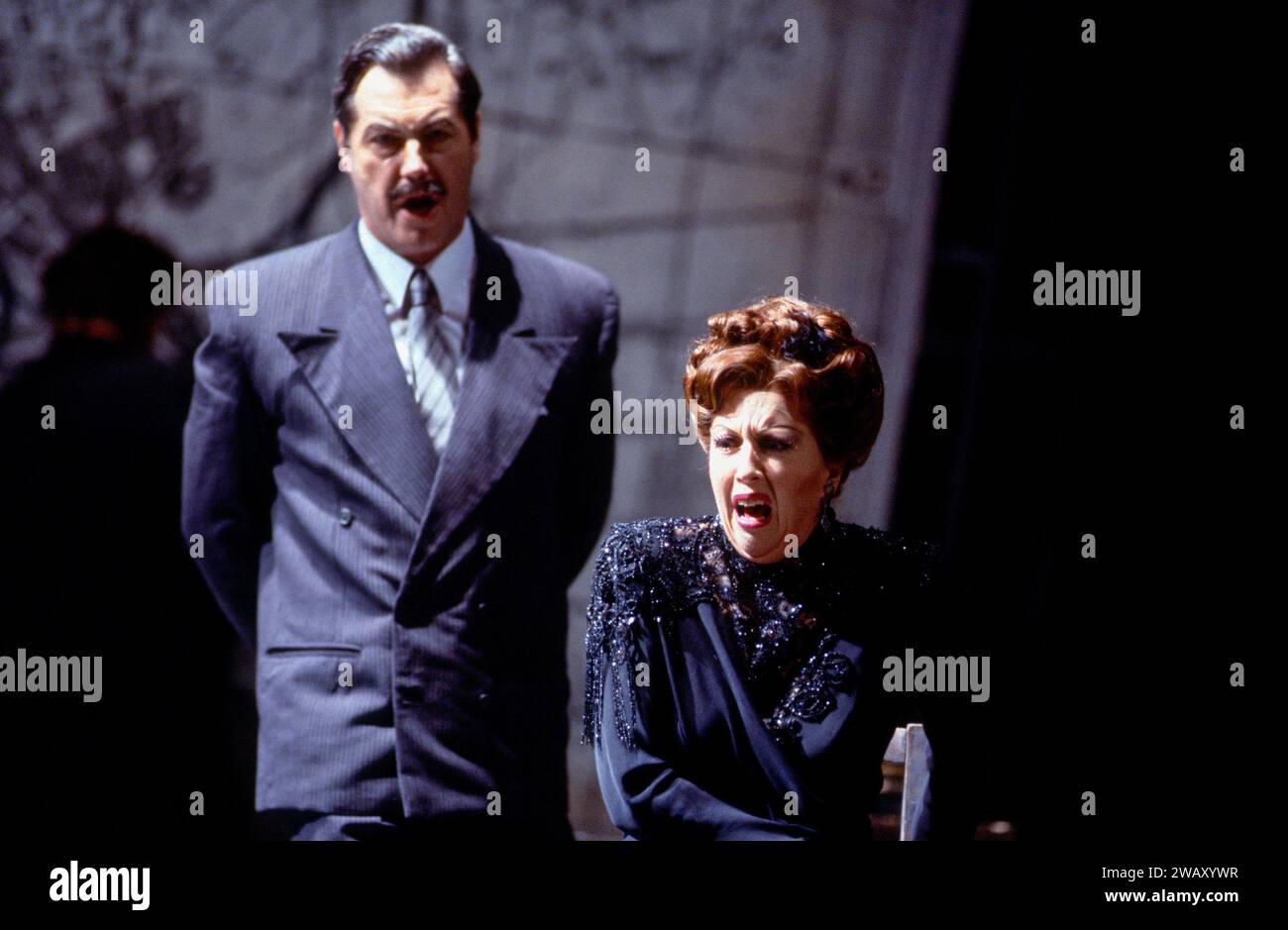 Neil Howlett (Barone Scarpia), Josephine Barstow (Floria Tosca) in TOSCA all'English National Opera (ENO), London Coliseum, London WC2 28/01/1987 musica: Giacomo Puccini libretto: Luigi Illica e Giuseppe Giacosa direttore: Jan Latham-Koenig design: Stefanos Lazaridis illuminazione: Nick Chelton regista: Jonathan Miller Foto Stock