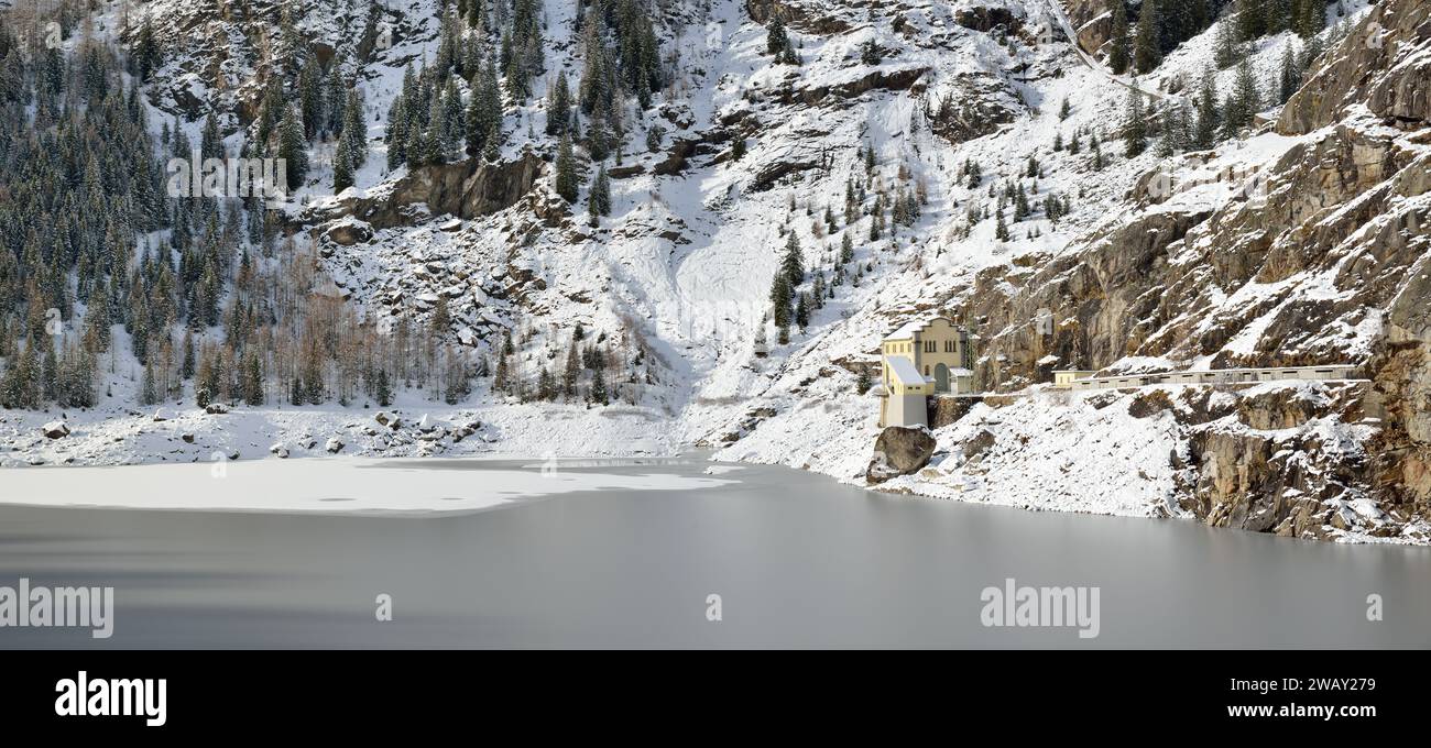 Lago Campliccioli e impianto idroelettrico ricavato dalla diga, Verbano-Cusio-Ossola, Italia, Piemonte Foto Stock