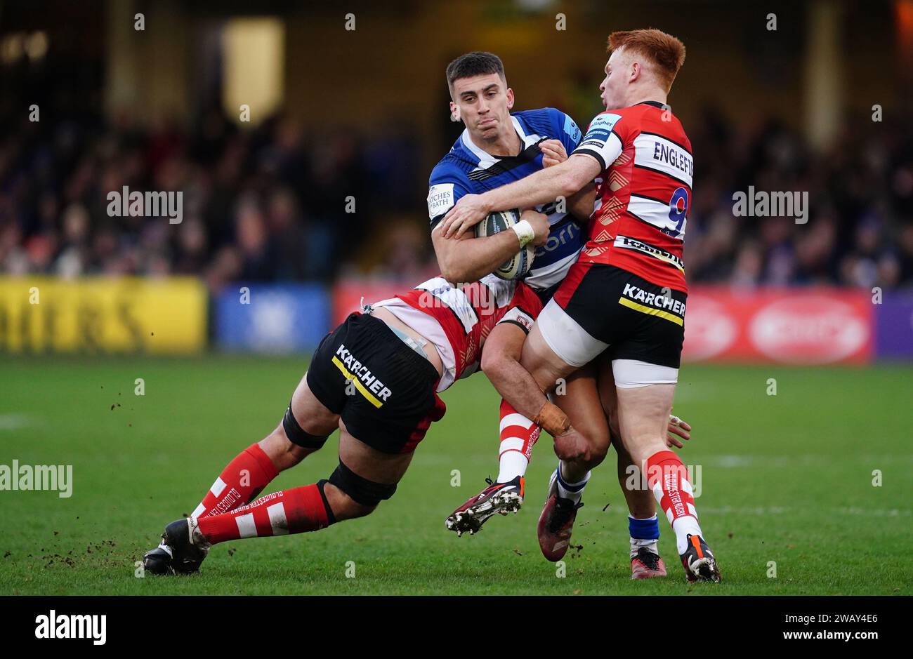 Cameron Redpath di Bath viene affrontato da Caolan Englefield di Gloucester durante il Gallagher Premiership Match al Recreation Ground di Bath. Data foto: Domenica 7 gennaio 2024. Foto Stock