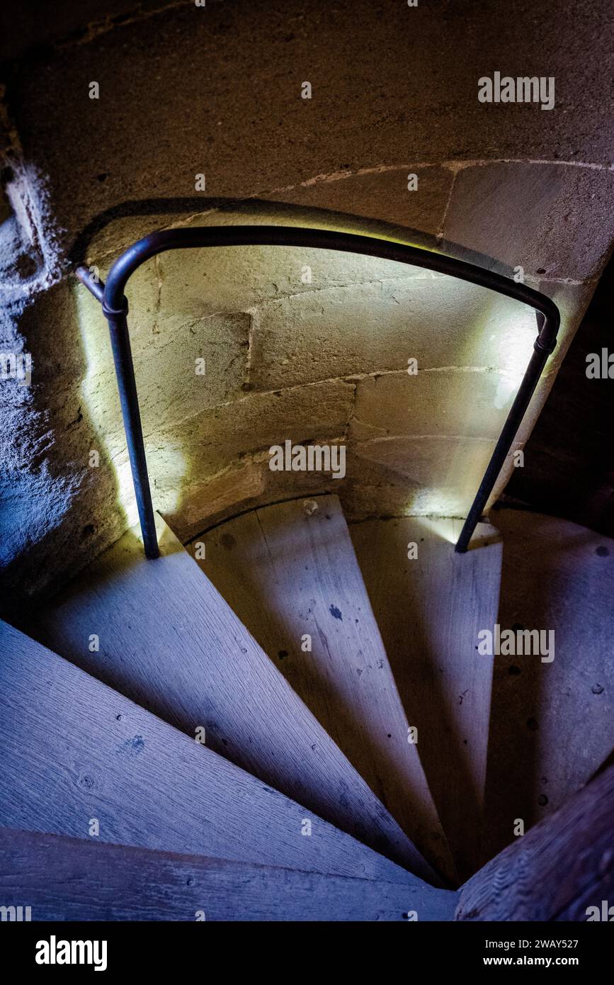 Tortuose scale di legno, la Cité, cittadella medievale con fortificazioni a doppia parete costruite in gran parte nel medioevo nel XIII e XIV secolo, C Foto Stock