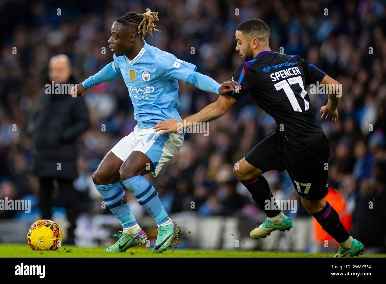 Manchester domenica 7 gennaio 2024. Jérémy Doku #11 del Manchester City ha affrontato Brodie Spencer #17 di Huddersfield Town durante la partita di fa Cup del terzo turno tra Manchester City e Huddersfield Town all'Etihad Stadium di Manchester domenica 7 gennaio 2024. (Foto: Mike Morese | mi News) crediti: MI News & Sport /Alamy Live News Foto Stock