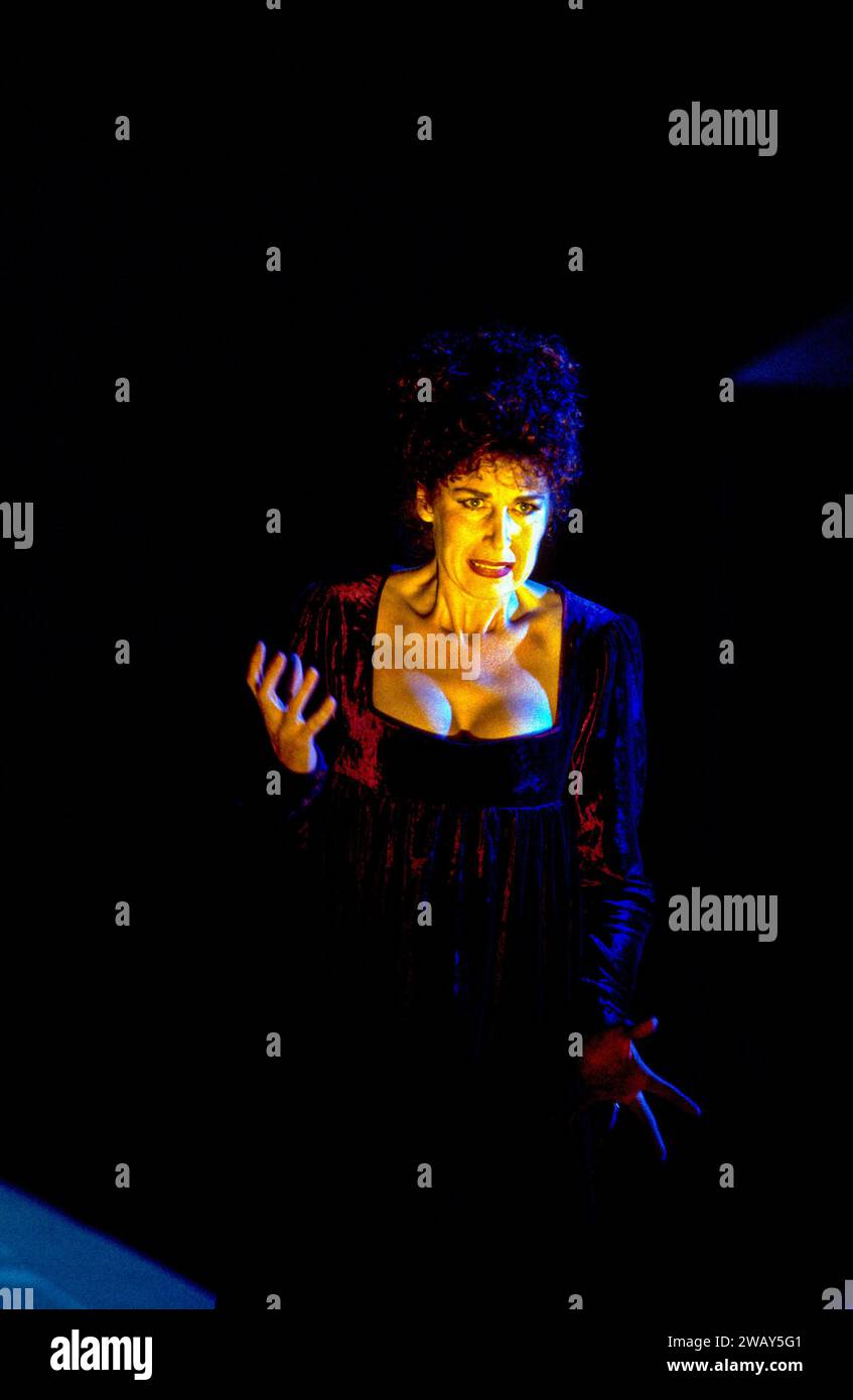 Rosalind Plowright (Floria Tosca) in TOSCA all'English National Opera (ENO), London Coliseum, London WC2 12/09/1994 musica: Giacomo Puccini libretto: Luigi Illica & Giuseppe Giacosa traduzione: Keith & Emma Warner direttore: Alexander Gibson design: John Conklin illuminazione: Alan Burrett direttore: Keith Warner Foto Stock