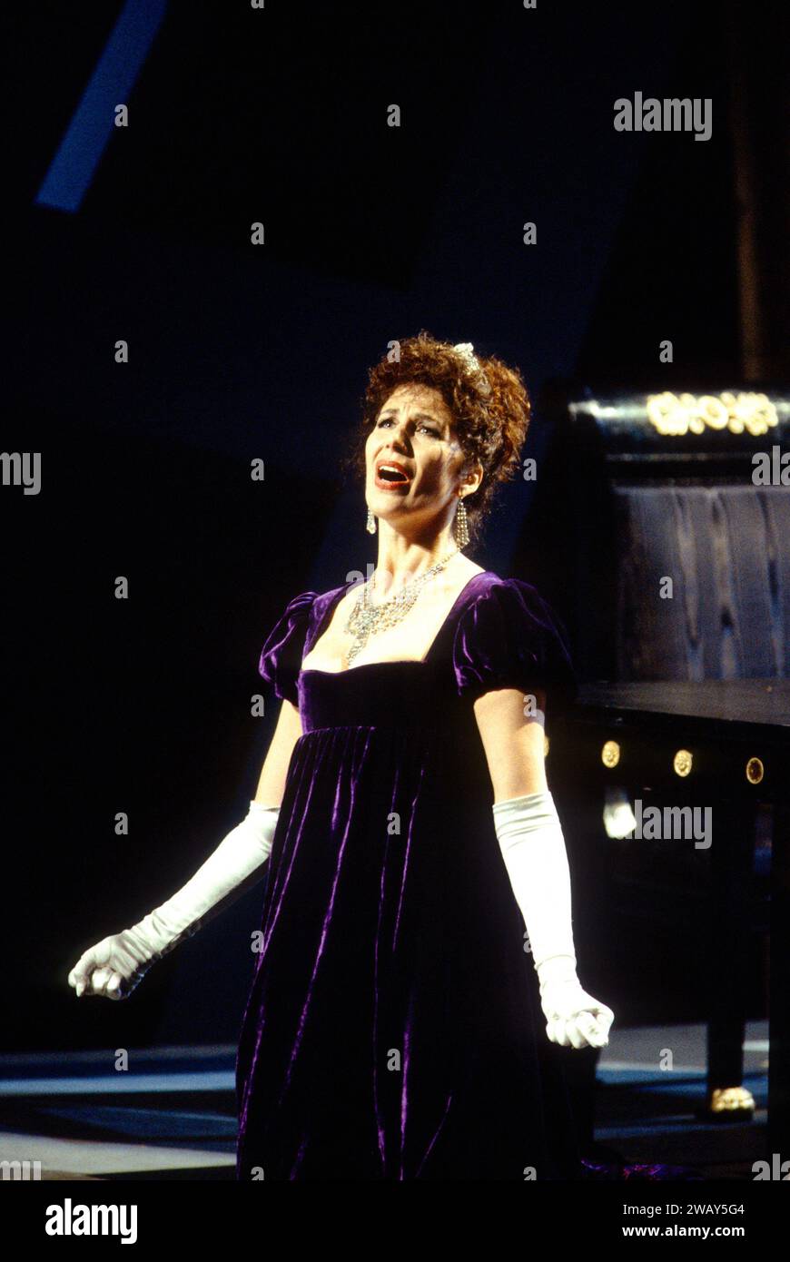 Rosalind Plowright (Floria Tosca) in TOSCA all'English National Opera (ENO), London Coliseum, London WC2 12/09/1994 musica: Giacomo Puccini libretto: Luigi Illica & Giuseppe Giacosa traduzione: Keith & Emma Warner direttore: Alexander Gibson design: John Conklin illuminazione: Alan Burrett direttore: Keith Warner Foto Stock