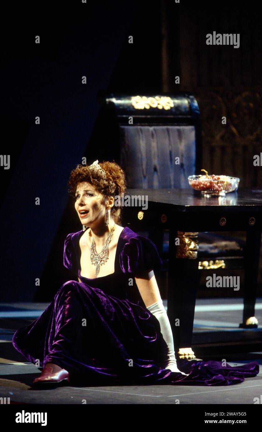 Rosalind Plowright (Floria Tosca) in TOSCA all'English National Opera (ENO), London Coliseum, London WC2 12/09/1994 musica: Giacomo Puccini libretto: Luigi Illica & Giuseppe Giacosa traduzione: Keith & Emma Warner direttore: Alexander Gibson design: John Conklin illuminazione: Alan Burrett direttore: Keith Warner Foto Stock