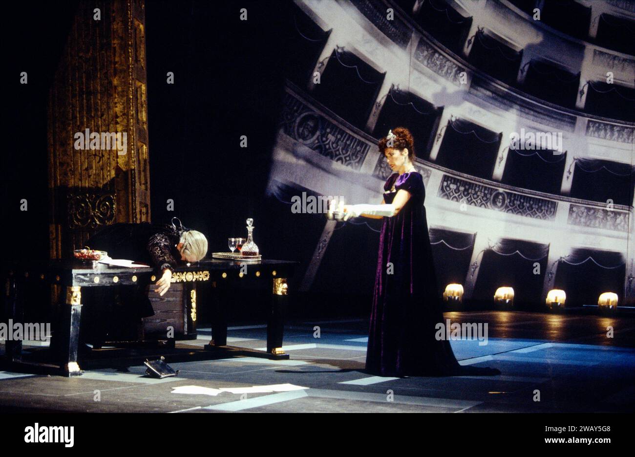 In procinto di mettere le candele del corpo di Scarpia - Rosalind Plowright (Floria Tosca) in TOSCA all'English National Opera (ENO), London Coliseum, London WC2 12/09/1994 musica: Giacomo Puccini libretto: Luigi Illica & Giuseppe Giacosa traduzione: Keith & Emma Warner direttore: Alexander Gibson disegno: John Conklin illuminazione: Alan Burrett direttore: Keith Warner Foto Stock