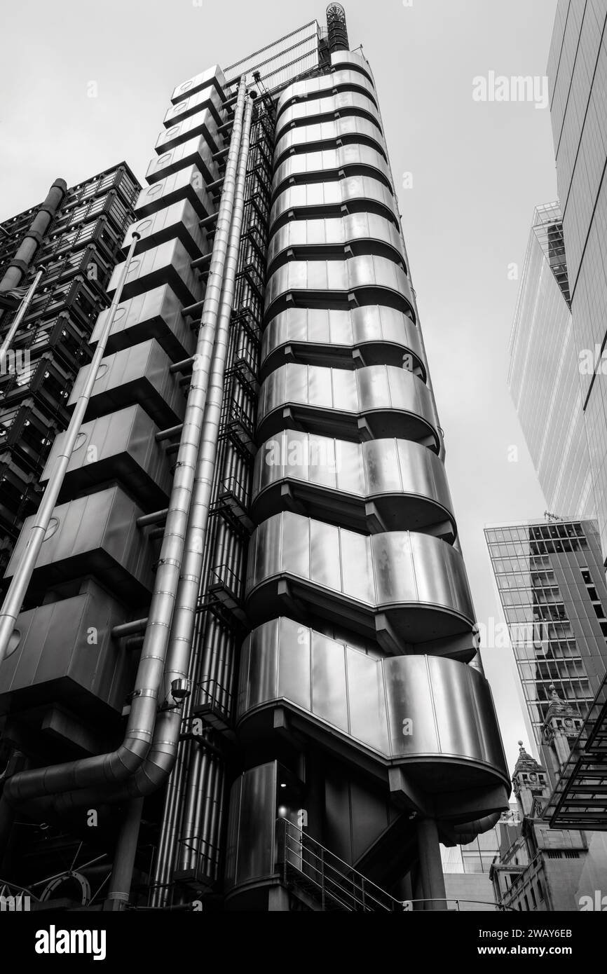 Il famoso edificio della Lloyds Insurance, in bianco e nero, nella città di Londra, Inghilterra, Regno Unito Foto Stock