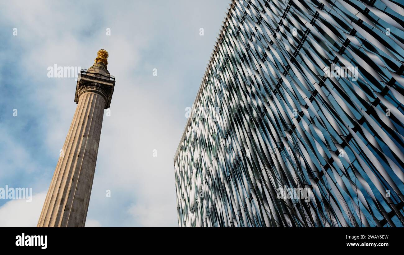 La famosa torre Monumento di Londra commemora il grande incendio di Londra nel 1666, si trova accanto a un edificio moderno nel Monument London Inghilterra Foto Stock