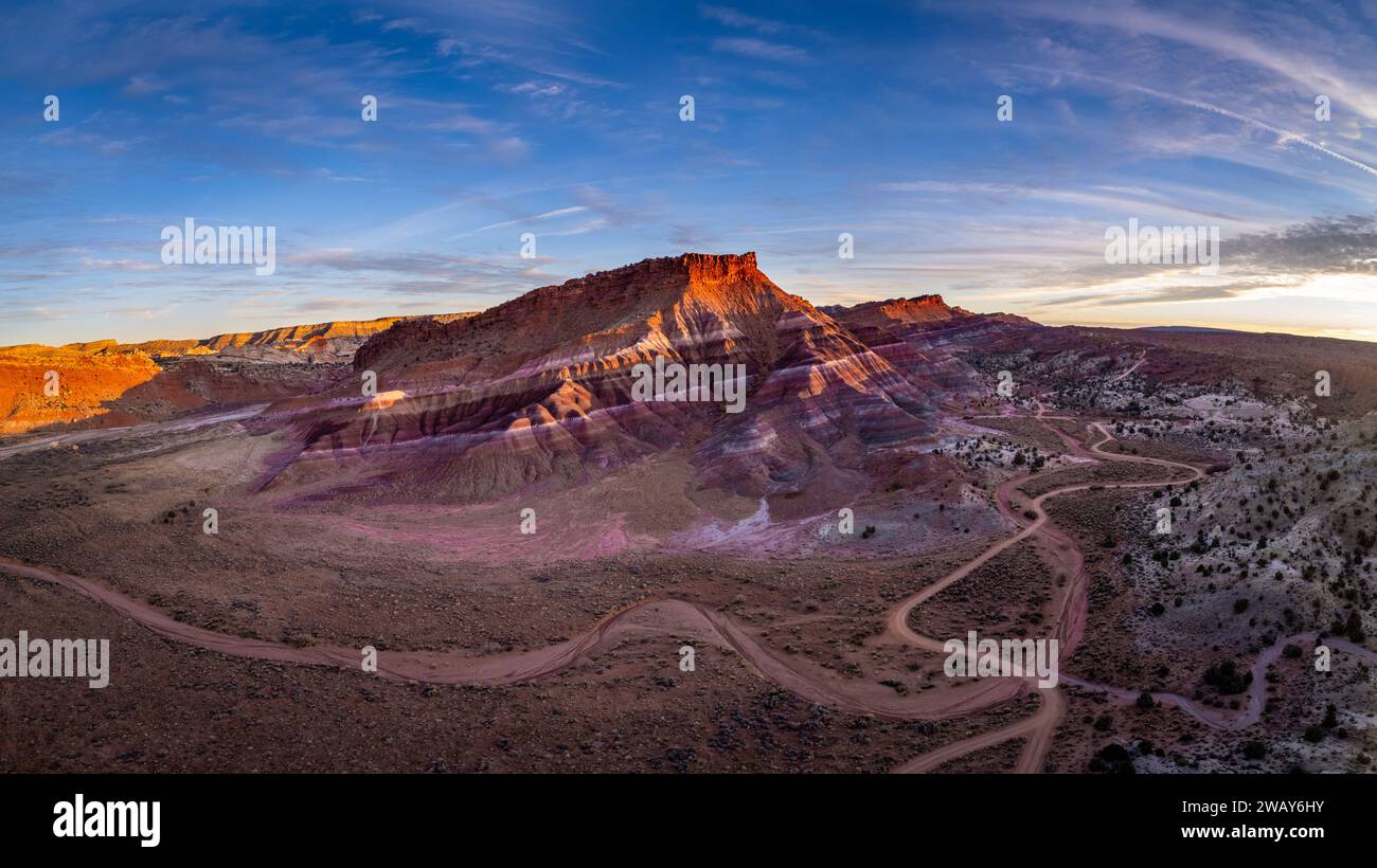 Una vasta distesa di deserto, caratterizzata da colline ondulate e tortuose strade sterrate Foto Stock