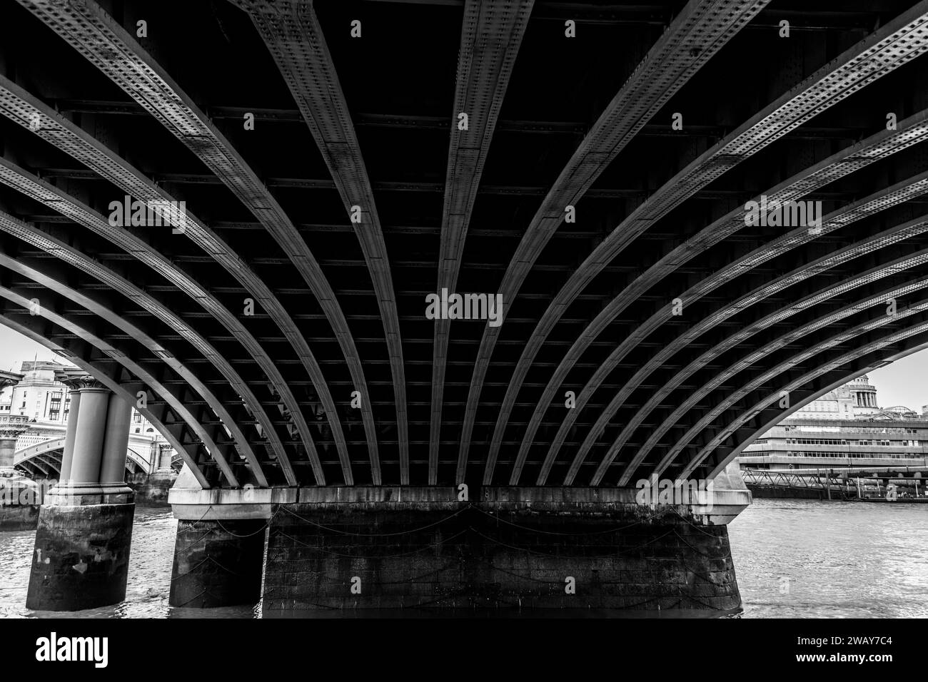 Le imponenti travi curve sotto il Blackfriars Bridge nel centro di Londra, Inghilterra, Regno Unito Foto Stock