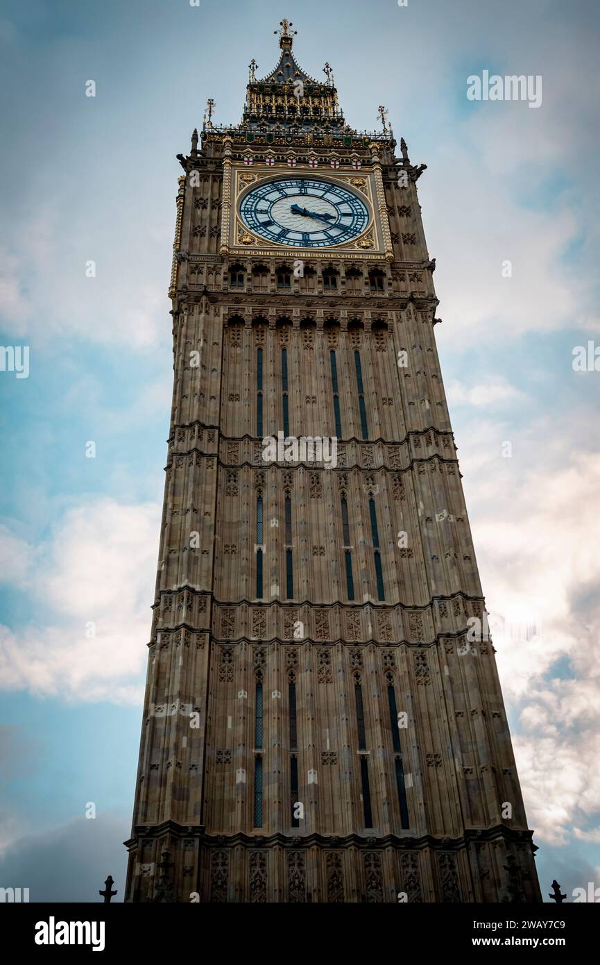 Guardando la torre dell'orologio del Big Ben di Londra in una giornata limpida in Inghilterra, Regno Unito Foto Stock