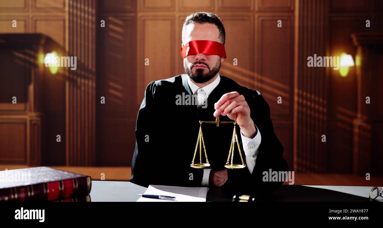 Giudice bendato in tribunale che tiene le scale di giustizia Foto Stock