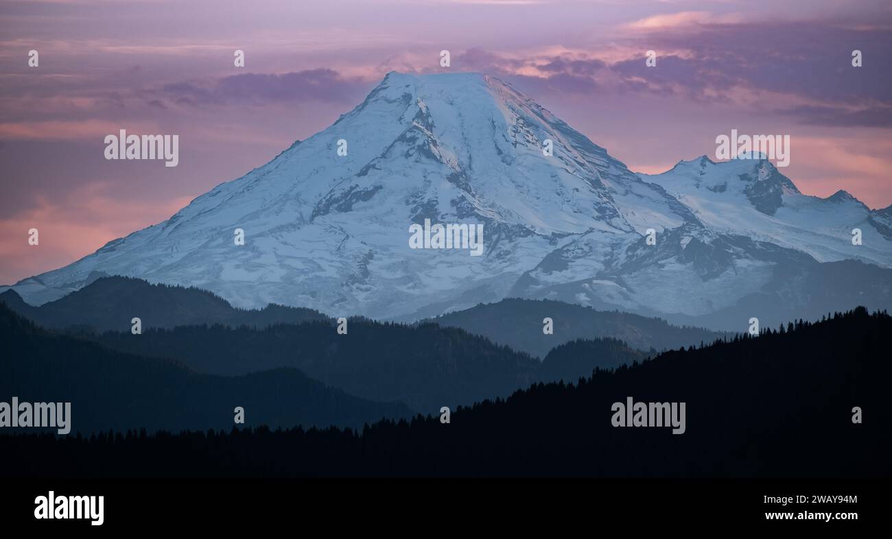 Vista panoramica del monte baker nello stato di Washington, vista da Victoria, British Columbia, Canada prima del tramonto. Montagne innevate. Snow Mountain. T Foto Stock