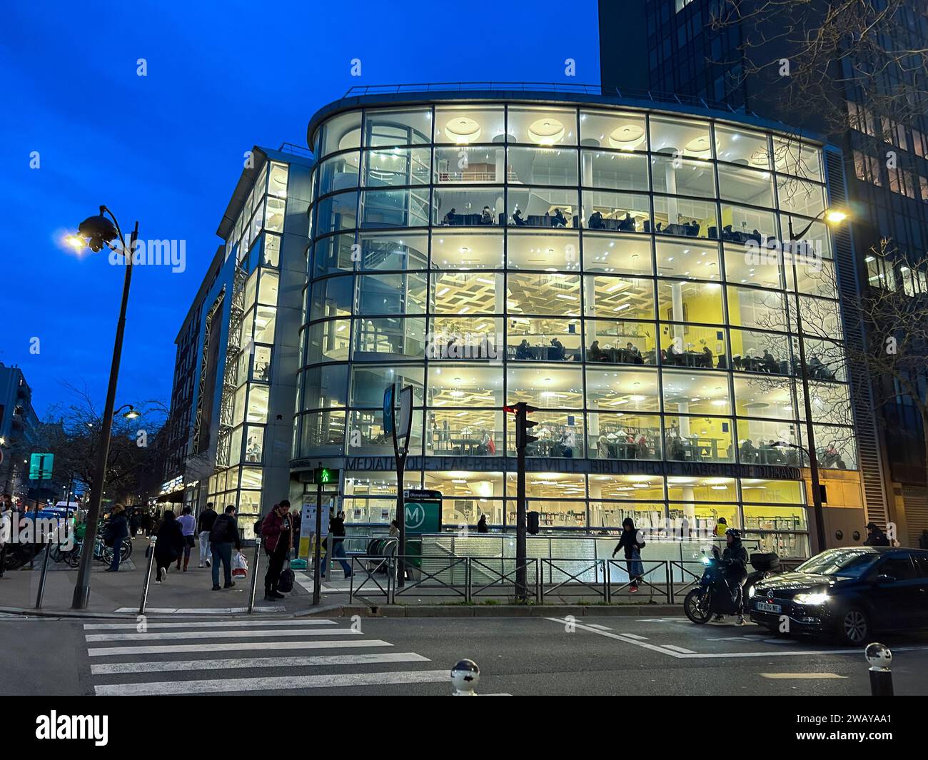 Parigi, Francia, veduta notturna dall'esterno, architettura moderna, Biblioteca pubblica, scena di strada "Jean-Pierre Melville" Foto Stock