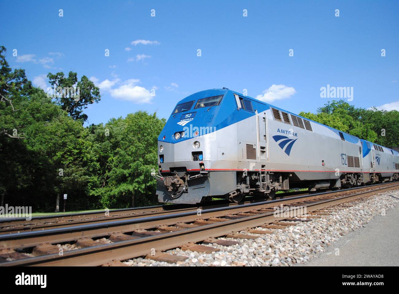 "Gaithersburg, MD / USA - 13/6/2020: Ecco una foto della Amtrak PO29 che attraversa una stazione mentre si dirige da Washington Union Station a Chicago." Foto Stock