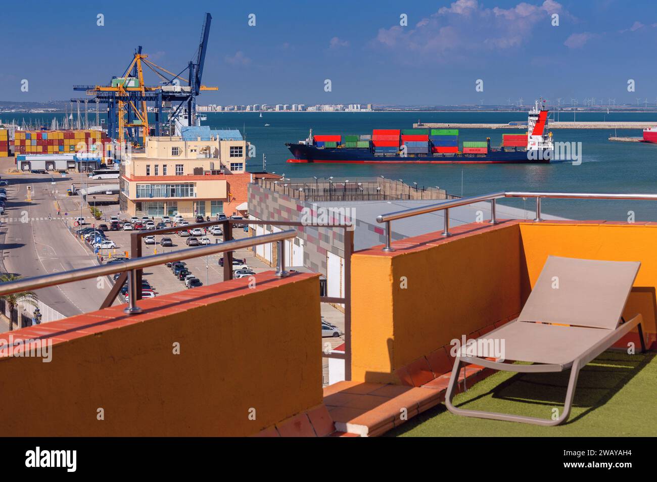Vista del porto marittimo merci, del terminal container e della grande nave portacontainer nel porto. Cadice. Spagna. Andalusia. Foto Stock
