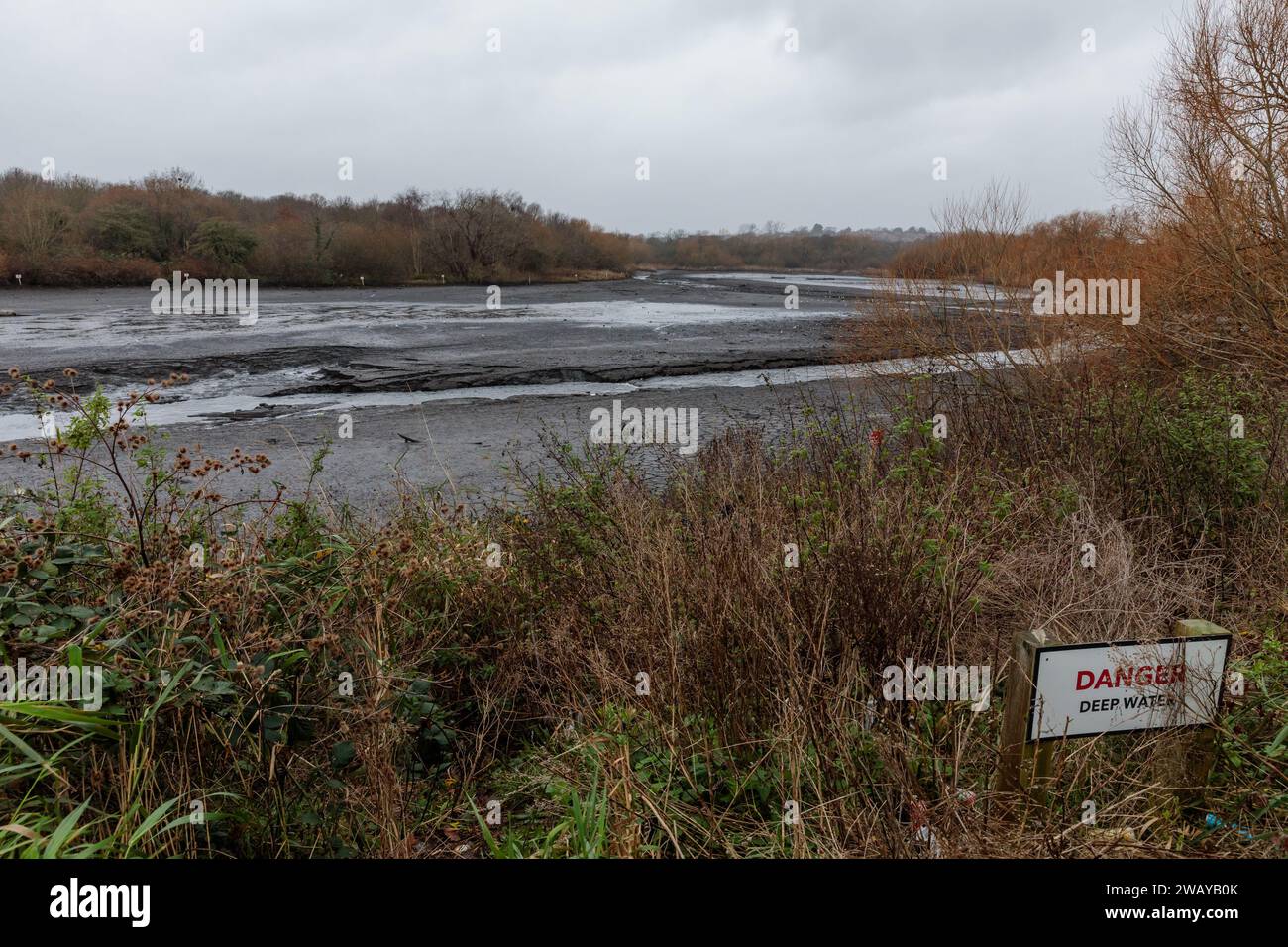 Il Silk Stream viene rivelato dopo lo scarico del Brent Reservoir, l'arpa gallese per un programma di cinque mesi di lavori di manutenzione essenziali. Foto Stock