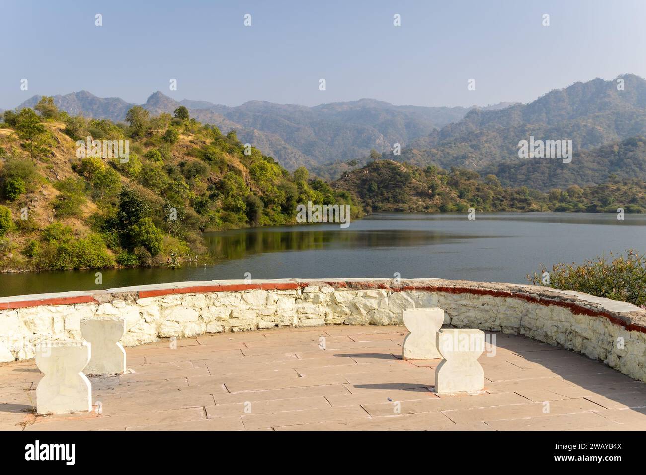 paesaggio montano nebbioso con lago incontaminato di giorno da un angolo piatto Foto Stock