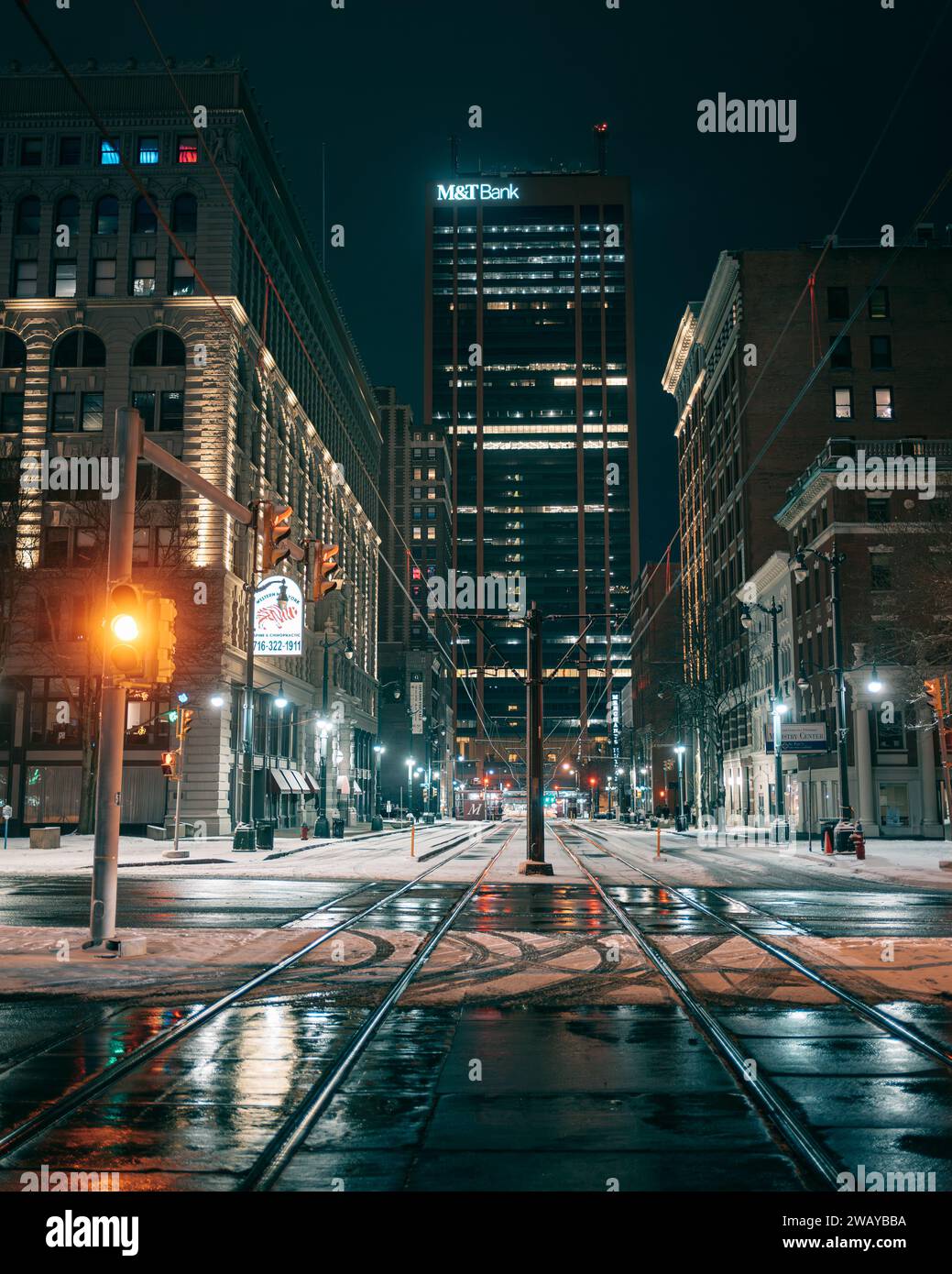 Seneca One e Main Street in una notte di neve, Buffalo, New York Foto Stock