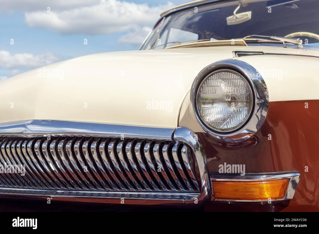 Faro di una vecchia auto, primo piano di un faro rotondo. Mostra di auto d'epoca, primo piano sui fari del veicolo, colore vintage. Foto Stock