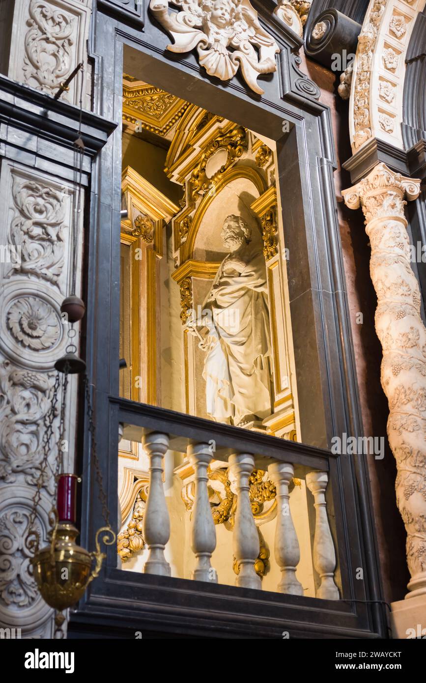 Statue di marmo splendidamente illuminate nella chiesa barocca Carolus Borromeus nel cuore della città di Anversa, in Belgio Foto Stock