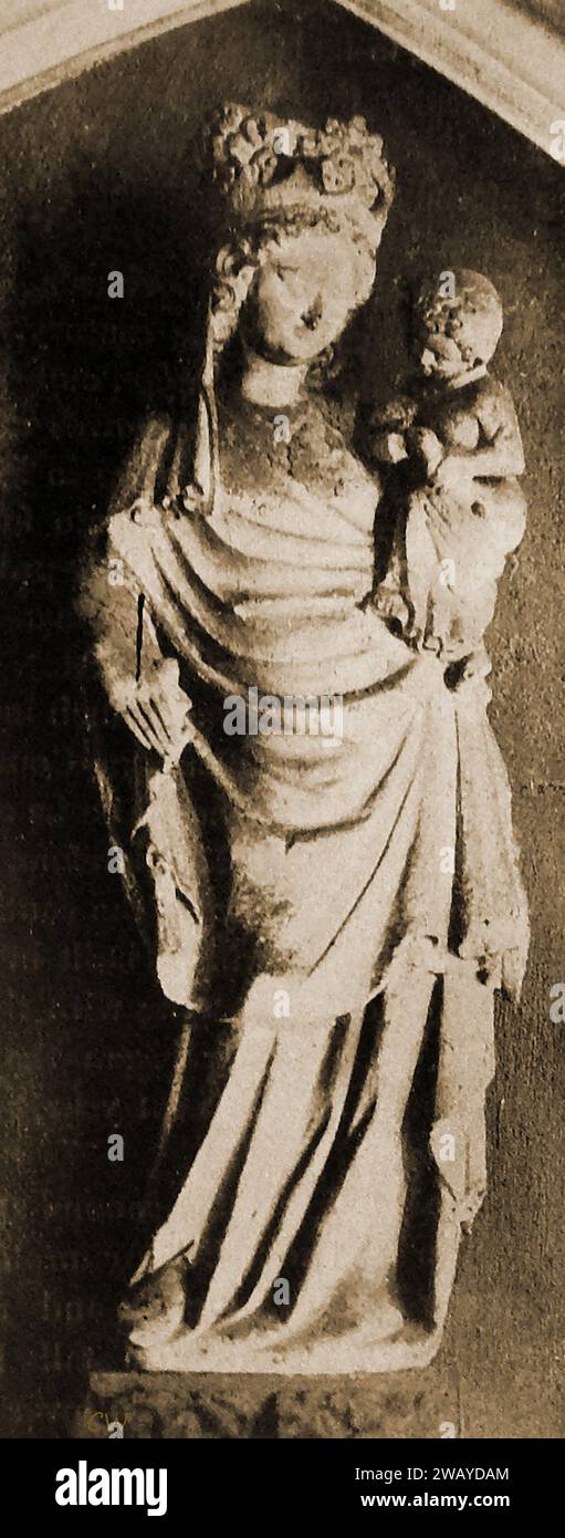 Cattedrale di Chartes, Francia nel 1947 - Una statua della Vergine con bambino sopra la porta della Cappella di Sth Piat. - Cathédrale de Chartres, France en 1947 - Une statue de la Vierge à l'Enfant au-dessus de la porte de la chapelle du Post Sud. - Foto Stock