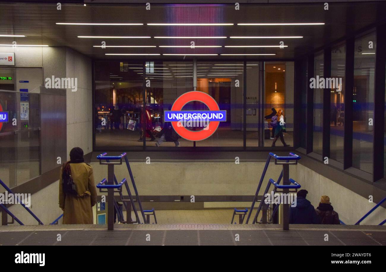 Londra, Regno Unito. 7 gennaio 2024. I passeggeri entrano nella stazione della metropolitana di King's Cross mentre la RMT union sospende il suo ultimo sciopero. Credito: Vuk Valcic/Alamy Live News Foto Stock