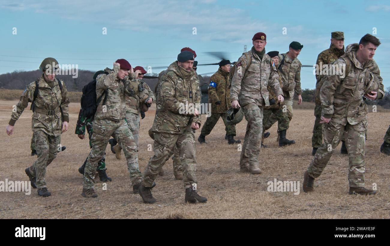 Narashino, Giappone. 7 gennaio 2024. Sette ufficiali delle nazioni sono visti arrivare per ispezionare l'esercitazione di Capodanno dalla 1st Airborne Brigade della GSDF in Giappone nella Narashino Training area di Chiba-Prefettura, Giappone, domenica 7 gennaio 2024. Stati Uniti, Gran Bretagna, Canada, Germania, Paesi Bassi, l'Australia e l'esercito indonesiano prendono parte a questa esercitazione da parte della 1st Airborne Brigade della GSDF giapponese. Foto di Keizo Mori/UPI Credit: UPI/Alamy Live News Foto Stock